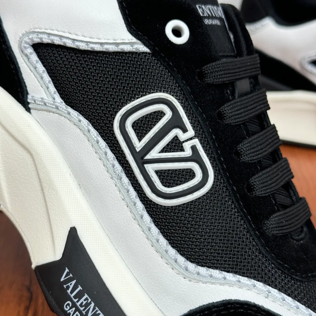 [Valentino] Top P: 820💰 Size: 39-44 leather shoe size (can be customized 38.45 cannot be returned or exchanged) VALENTION/Valentino FREEDOTS series new spring and summer men's sports shoes Lightweight and breathable casual thick-soled men's shoes Classic contrasting splicing design Suede cowhide stitching nappa calfskin + breathable technical mesh material Hot glue brand pattern badge logo details Delicate calfskin feet Lightweight mesh lining, ultra-light TPU foam rubber outsole, sports version, thick-soled style design, easy and versatile, multiple colors available, able to meet various matching needs, complete package! Item number: HL6688 black and white